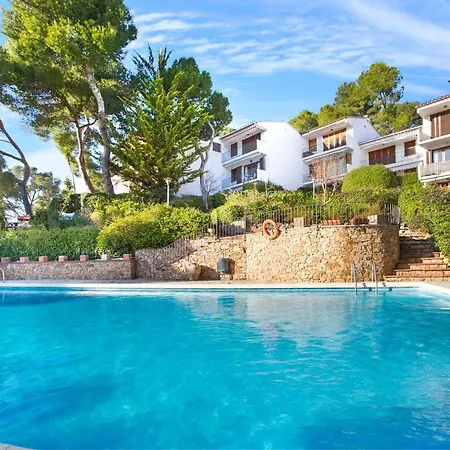 Apartment Sleeps 4 With Pool And Wifi