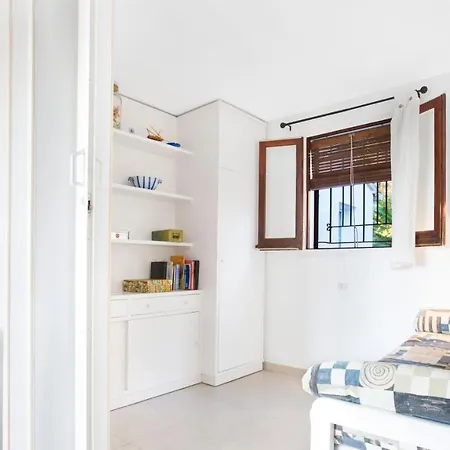 Apartment Sleeps 4 With Pool And Wifi *